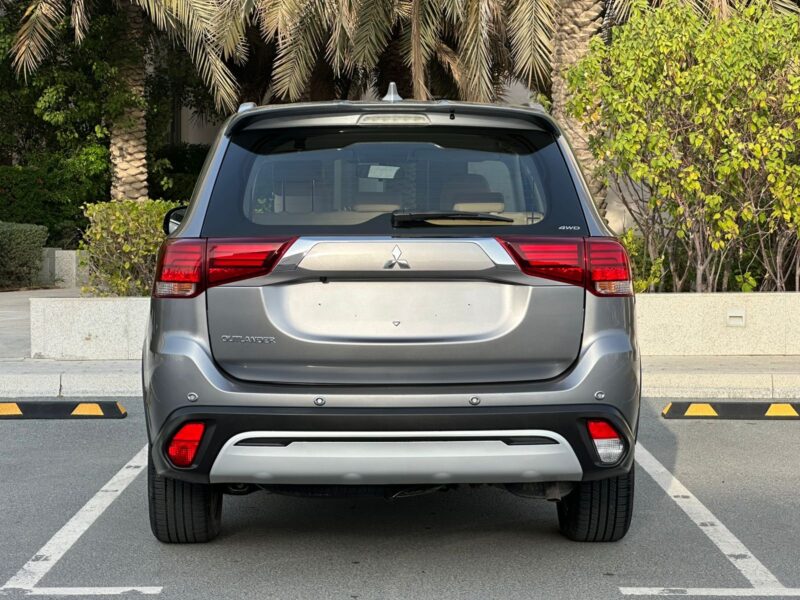 Gcc Mitsubishi Outlander GLX 2021 Model 2.4L 7 Seater 4WD Full service in showroom : Titanium Grey Color 63445 kms Available with Cash & Bank finance.