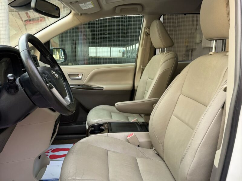 2019 TOYOTA SIENNA LIMITED SUNROOF MILES: 44000