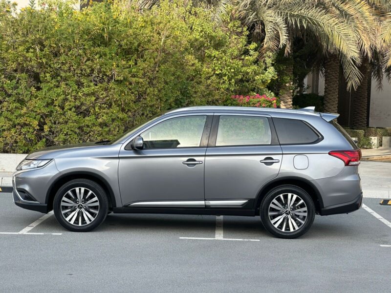 Gcc Mitsubishi Outlander GLX 2021 Model 2.4L 7 Seater 4WD Full service in showroom : Titanium Grey Color 63445 kms Available with Cash & Bank finance.