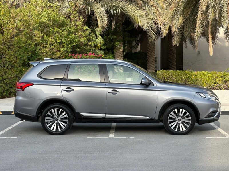 Gcc Mitsubishi Outlander GLX 2021 Model 2.4L 7 Seater 4WD Full service in showroom : Titanium Grey Color 63445 kms Available with Cash & Bank finance.