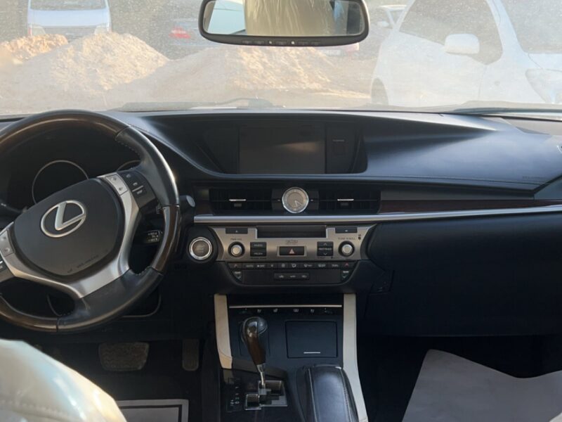 Lexus ES350 model 2013 very good condition just buy and drive