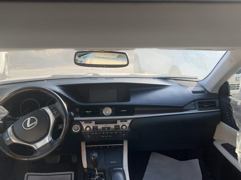 Lexus ES350 model 2013 very good condition just buy and drive